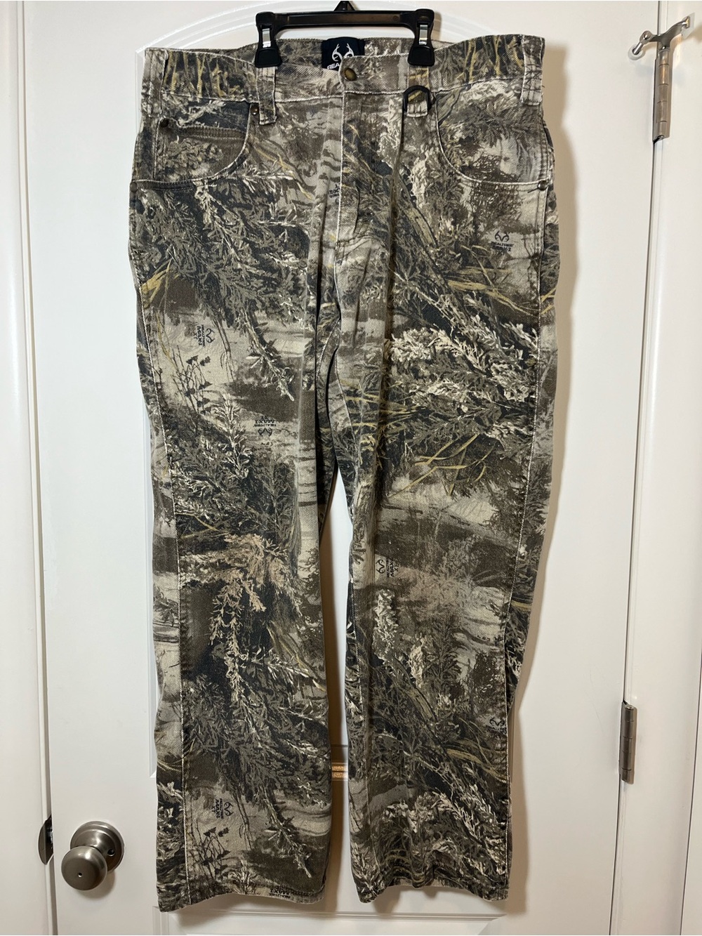 Realtree Men's Cargo Pants in Green and Tan Camo